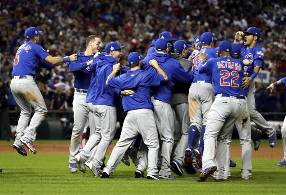 The Chicago Cubs celebrate after Game 7 of the Major League Baseball World Series against the Cleveland Indians Thursday, Nov. 3, 2016, in Cleveland. The Cubs won 8-7 in 10 innings to win the series 4-3. 사진=AP 연합뉴스