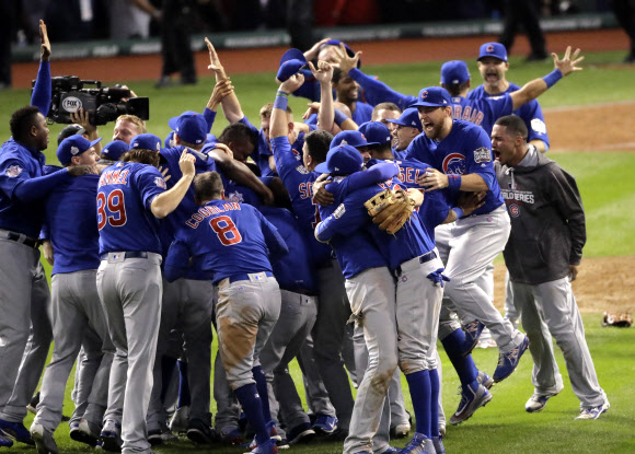 Chicago Cubs celebrate after Game 7 of the Major League Baseball World Series against the Cleveland Indians Thursday, Nov. 3, 2016, in Cleveland. The Cubs won 8-7 in 10 innings to win the series 4-3.  사진=AP 연합뉴스