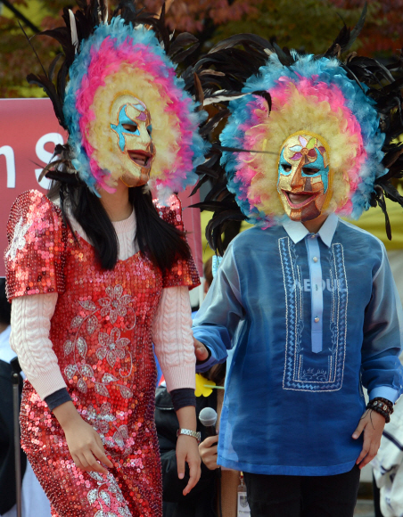 3일 서울 성북구 고려대학교 안암캠퍼스 민주광장에서 열린 ’2016외국인학생 축제’(ISF, International Students festival) 패션쇼에서 참가 학생들이 무대위에서 자국 문화를 뽐내고 있다.   이언탁 기자 utl@seoul.co.kr