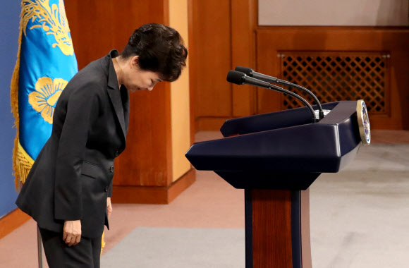 박근혜 대통령이 4일 오전 ’최순실 국정개입’ 의혹 파문과 관련해 대국민담화를 발표하기 위해 청와대 춘추관 대브리핑실에 도착, 인사하고 있다. 연합뉴스