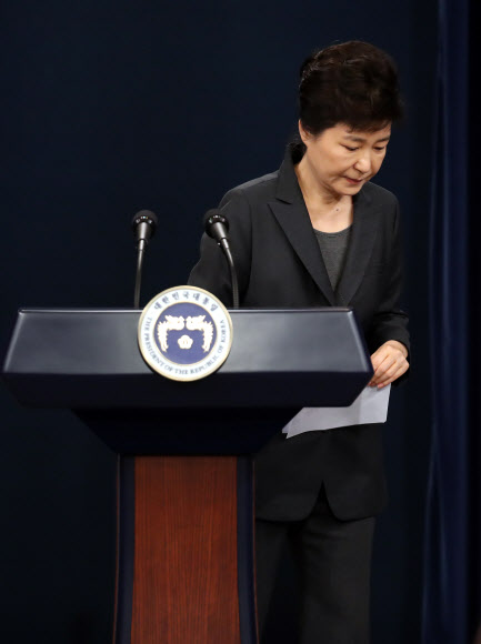 굳은 표정의 박 대통령