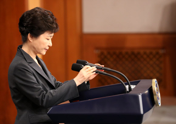 마이크 잡는 박 대통령