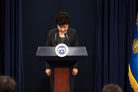 고개숙인 박 대통령