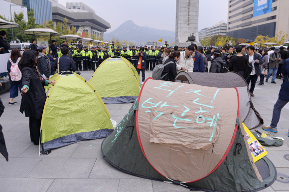 문화예술인들이 4일 오후 서울 광화문 광장에서 시국선언을 하고 텐트촌 농성을 벌이고 있다 2016.11.4 최해국 선임기자seaworld@seoul.co.kr