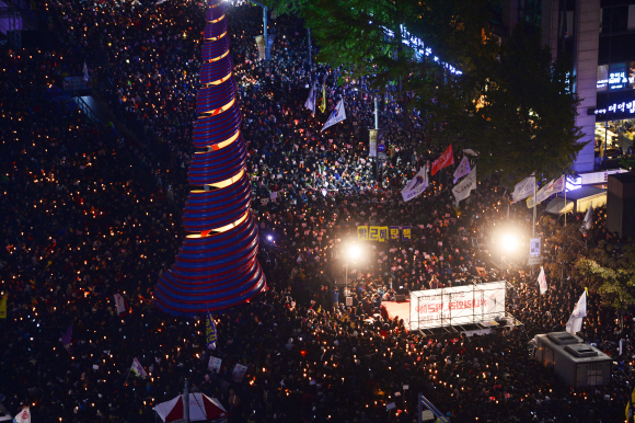 지난달 29일 서울 종로구 청계광장에서  ’모이자 분노하자 내려와라 박근혜’ 촛불집회가 열리고 있다. 박윤슬 기자 seul@seoul.co.kr