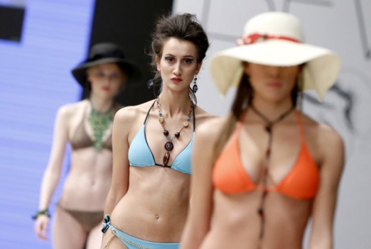4일(현지시간) 벨라루스 민스크에서 열린 ‘벨라루스 패션위크’에서 수영복 브랜드 ‘Totti’의 비키니를 입은 모델들이 런웨이를 걷고 있다.<br>EPA 연합뉴스