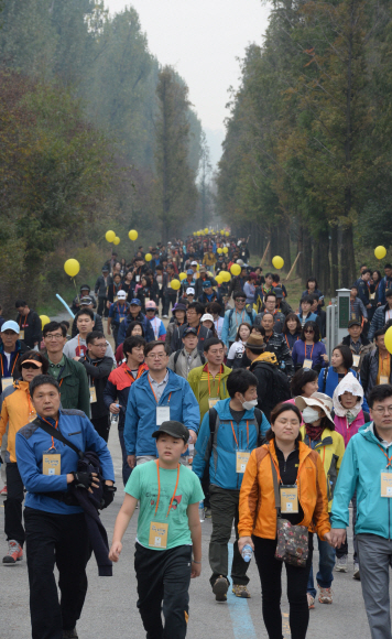 서울신문사 주최로 5일 서울 상암동 월드컵공원에서 열린 2016 제6회 마약퇴치기원 걷기대회에 참가한 사람들이 6.5km 구간을 걷고 있다.  도준석 기자 pado@seoul.co.kr