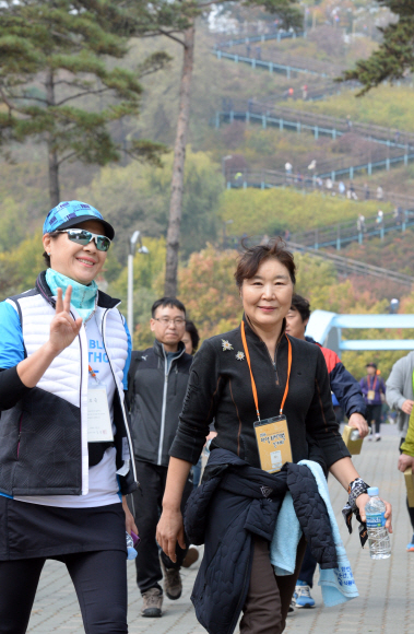 서울신문사 주최로 5일 서울 상암동 월드컵공원에서 열린 2016 제6회 마약퇴치기원 걷기대회에 참가한 사람들이 6.5km 구간을 걷고 있다.  도준석 기자 pado@seoul.co.kr