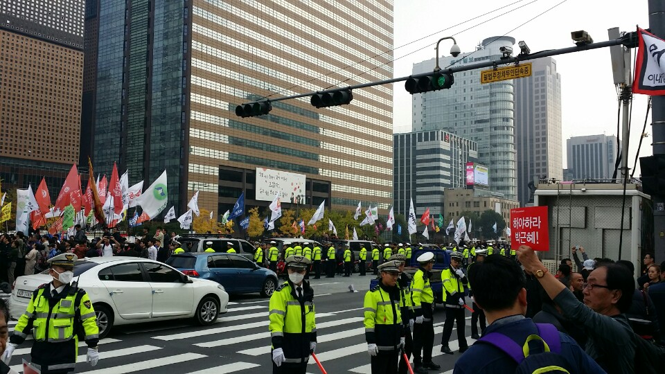5일 故 백남기 농민 영결식이 서울 광화문 광장서 열린 가운데 몰려든 추모행렬에 경찰들이 교통을 통제하고 있다. 홍인기 기자 ikik@seoul.co.kr