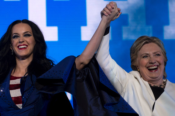 힐러리 클린턴 미국 민주당 대선후보(오른쪽)와 가수 케이티 페리가 5일(현지시간) 펜실베니아주 필라델피아에서 열린 유세에서 손을 잡고 승리를 다짐하고 있다. AFP 연합뉴스