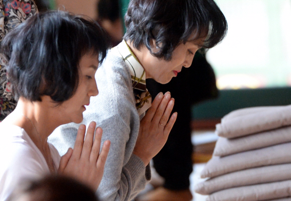 수능을 열하루 앞둔 6일 오후 종로구 조계사에서 수험생 학부모와 가족으로 보이는 사람들이 기원을 하고 있다.  강성남 선임기자 snk@seoul.co.kr
