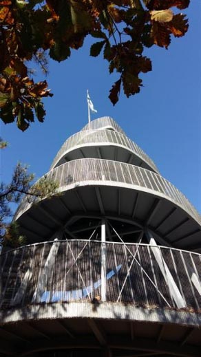 바이런 김의 ‘하늘색 깃발’. 네 차례에 걸쳐 설치된 대표적 작품과 연계한 컬래버레이션 작품. APAP 1회 작품인 ‘안양 전망대’에 깃발을 설치했다.