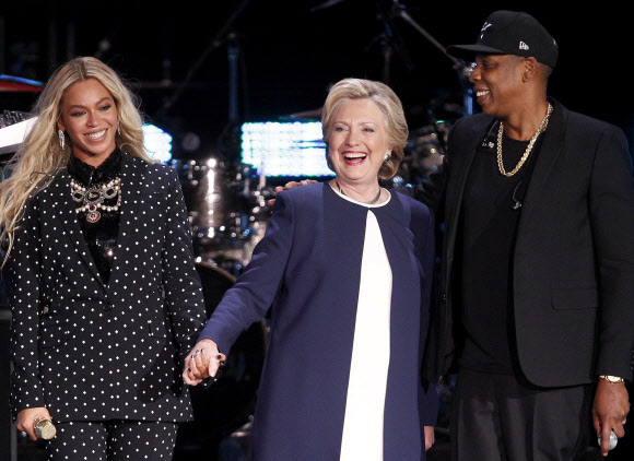 미국 민주당 대선 후보인 힐러리 클린턴(가운데)이 4일 오하이오주 클리블랜드에서 열린 콘서트 형식의 유세에서 가수 비욘세(왼쪽), 제이지 부부와 환하게 웃고 있다. 클리블랜드 EPA 연합뉴스