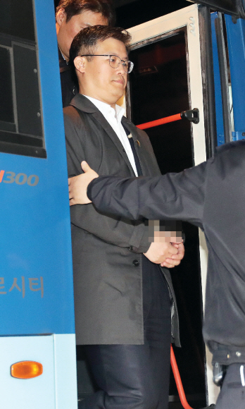 박근혜 대통령의 ‘비선 실세’로 지목된 3인방이 모두 구속됐다. 이날 오후 정호성 전 청와대 부속비서관이 조사를 받았다. 박윤슬 기자 seul@seoul.co.kr