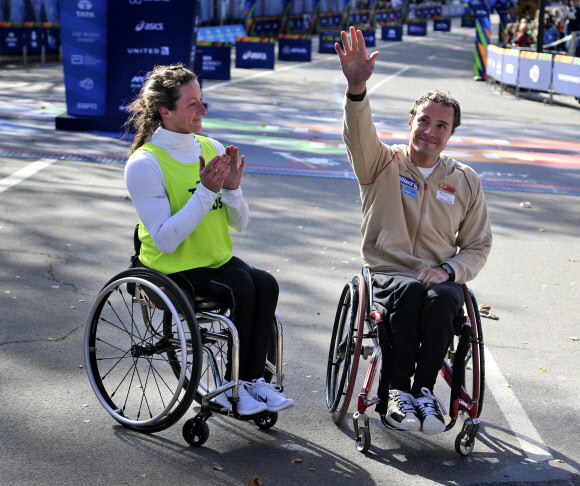 마르셀 허그(오른쪽·스위스)와 타탸나 맥파든(미국)이 6일 뉴욕마라톤 남녀 휠체어레이스 우승을 차지한 뒤 나란히 기념 촬영에 응하고 있다.뉴욕 AP 연합뉴스
