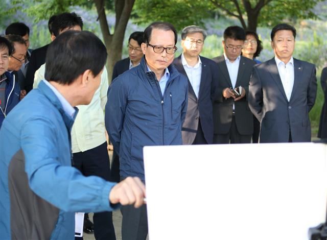 배구청장이 지난 4일 구암동 옻골동산을 방문, 민원으로 들어온 운동시설 설치 건에 대해 관계자들로부터 설명을 듣고 있다.<br>대구 북구 제공