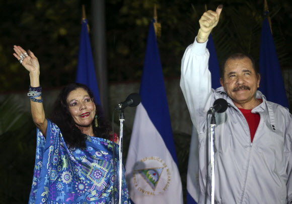 6일(현지시간) 니카라과에서 치러진 대선에서 다니엘 오르테(오른쪽)가 현 대통령과 부인 로사리오 무리요가 지지자들에게 손을 흔들고 있다. AP 연합뉴스