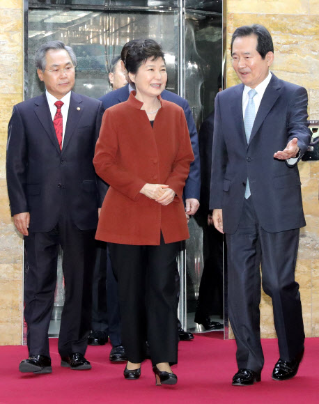 정세균 국회의장의 안내를 받고 있는 박근혜 대통령