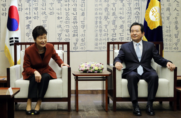 박근혜 대통령이 8일 오전 국회를 방문해 정세균 국회의장을 만났다.  2016.11.8 안주영기자 jya@seoul.co,kr