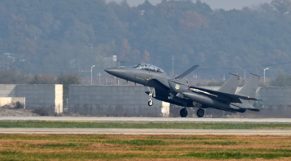 8일 경기도 오산미공군기지에서 한미영 합동 ’무적의 방패’ 훈련에 참가중인 대한민국 공군 F-15 전투기가 이륙하고 있다./사진공동취재단