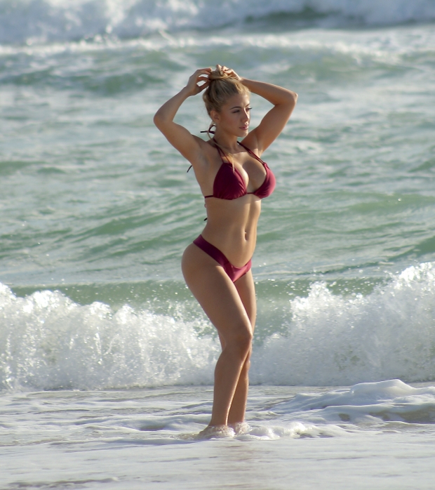 컬럼비아 모델 발레리아 오르시니가 6일(현지시간) 미국 플로리다주 마이애미비치에서 비키니를 입고 볼륨감 넘치는 몸매를 과시하고 있다. 사진=TOPIC / SPLASH NEWS(www.topicimages.com)