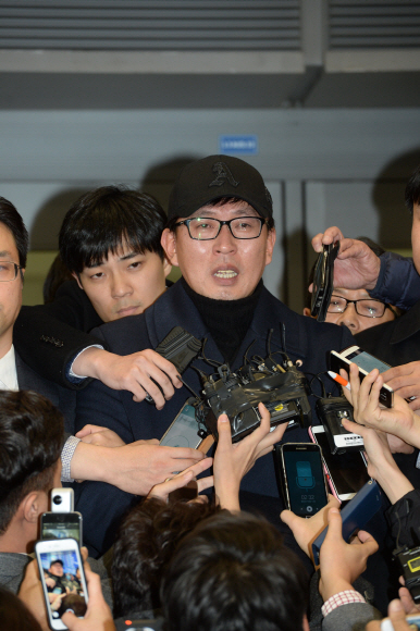 8일 오후 인천공항으로 입국한 차은택 씨가 기자들의 질문에 답하며 울먹이고 있다.  강성남 선임기자 snk@seoul.co.kr