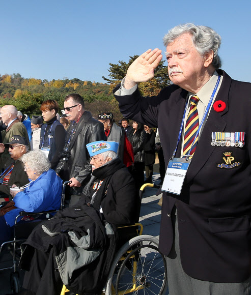 6.25 전쟁에 참전했던 캐나다인 빈센트 커트니(오른쪽)씨가 국립현충원에서 경례하고 있다. 커트니씨는 6.25 참전 용사들을 기리는 ‘턴투워드부산’의 최초 제안자다. 연합뉴스