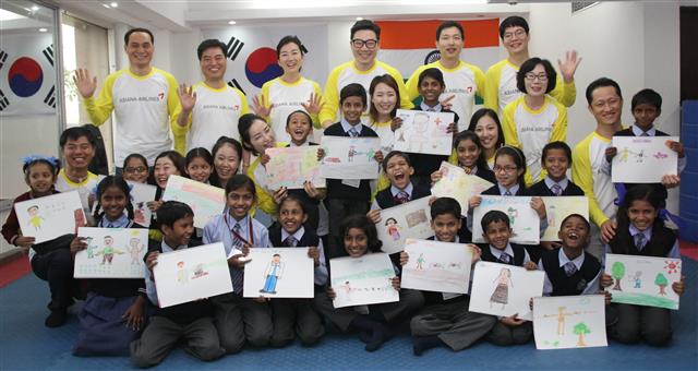 지난 8일 인도 뉴델리의 주인도 한국문화원에서 열린 ‘나의 장래희망 그리기 행사’에서 아이들이 직접 그린 작품을 들고 해맑게 웃고 있다. 아시아나항공 제공