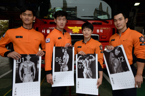 10일 오전 서울 동작구 동작소방서에서 2017년 몸짱소방관 선발대회에 참가한 소방관들이 자신들이 모델로 나온 달력을 들고 포즈를 취하고 있다. 사회취약계층 화상환자의 치료비 지원을 위해 제작됐으며 오는 1월 10일 까지 온라인 쇼핑몰 GS샵을 통해 판매된다. 도준석 기자 pado@seoul.co.kr