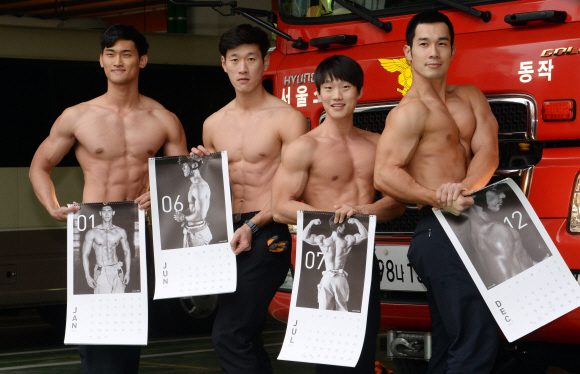 10일 오전 서울 동작구 동작소방서에서 2017년 몸짱소방관 선발대회에 참가한 소방관들이 자신들이 모델로 나온 달력을 들고 포즈를 취하고 있다. 사회취약계층 화상환자의 치료비 지원을 위해 제작됐으며 오는 1월 10일 까지 온라인 쇼핑몰 GS샵을 통해 판매된다. 도준석 기자 pado@seoul.co.kr