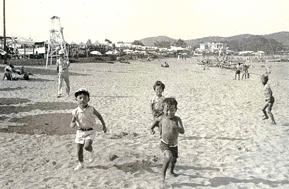 국가기록원이 6·25전쟁 당시 임시수도 전후 부산의 생활상을 엿볼 수 있는 희귀자료로 평가한 사진. 전쟁 초기이던 1950년 광안리 해수욕장에서 뛰어놀고 있는 아이들의 모습. 국가기록원 제공