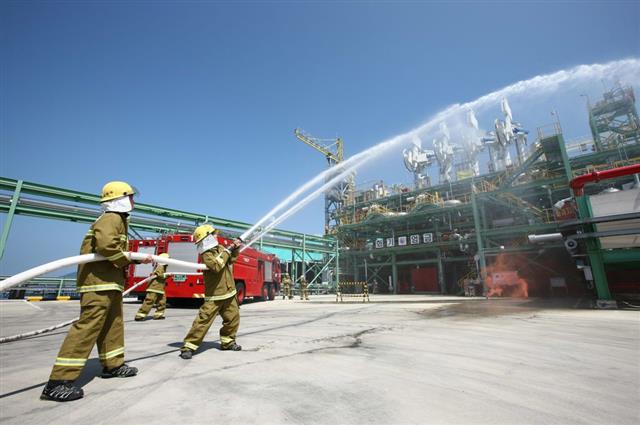 한국가스공사 직원들이 생산기지에서 화재 진압 훈련을 하고 있다. 한국가스공사 제공