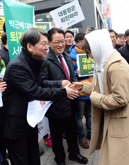 국민의당 안철수(왼쪽) 전 공동대표와 박지원 비상대책위원장이 10일 마포구 홍대입구역에서 한 시민과 악수를 하고 있다. 정연호 기자 tpgod@seoul.co.kr