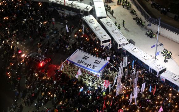 광화문 촛불집회, 청와대로 향하는 상여