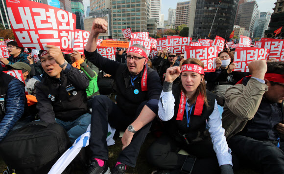 ‘박근혜 퇴진’ 구호 외치는 외국인들
