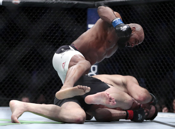 Yoel Romero(위)가 12일(현지시간) 미국 뉴욕 매디슨 스퀘어 가든에서 열린 ‘UFC 205 종합 격투기’ 미들급 경기에서 Chris Weidman을 케이오시키고 있다.  AP 연합뉴스