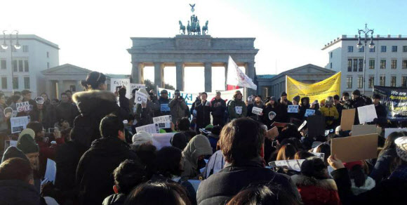 독일 수도 베를린에서 12일(현지시간) 현지 교민과 유학생 300여명이 브란덴부르크문 앞 광장에 모여 ‘박근혜 퇴진’ 등 구호가 적힌 피켓을 들고 시위를 벌이고 있다. 베를린 연합뉴스