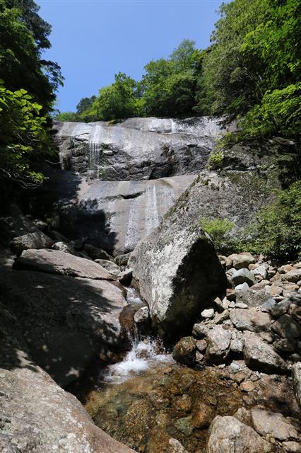 산청군이 공기를 포집할 지역인 무제치기 폭포.<br>산청군 제공<br>