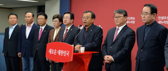 새누리당 이정현(오른쪽 두 번째) 대표가 13일 여의도 당사에서 최고위원 등 지도부와 함께 기자회견을 갖고 당 수습책을 발표하고 있다. 박지환 기자 popocar@seoul.co.kr