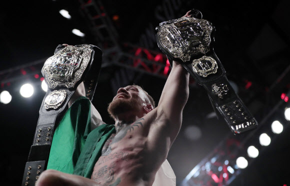 코너 맥그리거가 13일(현지시간) 미국 뉴욕주 뉴욕의 매디슨 스퀘어 가든에서 열린 UFC 205 메인이벤트 라이트급 챔피언 결정전에서 2라운드 3분 4초에 KO승을 거두며 챔피언에 등극했다. AP 연합뉴스