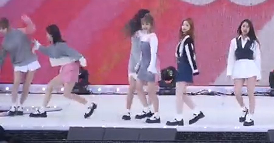 추락 위기 멤버 모모 구하는 나연 [유튜브 영상 캡처]