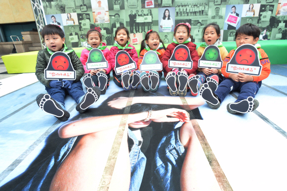 14일 오전 글로벌 아동복지 전문기관 초록우산어린이 재단이 서울 무교동 어린이 재단 건물앞에서 아동학대 예방 캠페인을 하고 있다. 11월 19일 세계 아동학대 예방의 날을 앞두고 학대피해아동 이미지 사진을 사용하여 어린이들이 자기 주장의 피켓을 들고 아이들을  지켜달라는 취지의 행사이다.  이언탁 기자 utl@seoul.co.kr