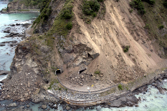 뉴질랜드서 규모 7.8 강진…산사태에 사라진 해안도로