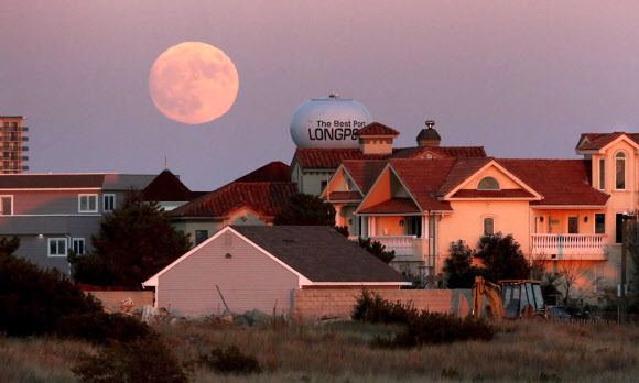 13일(현지시간) 미국 애틀랜틱 시티 롱포트에서 슈퍼문이 떠있다. 이번 슈퍼문은 1948년 이후 68년 만에 가장 큰 보름달이다.  AP 연합뉴스