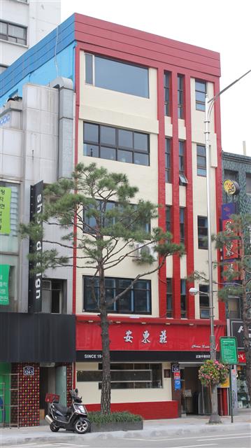 빨간색 간판이 트레이드마크인 서울미래유산 안동장. 1948년 피카디리 극장 근처에서 화교인 왕충요씨가 개업한 중화요리집이다.