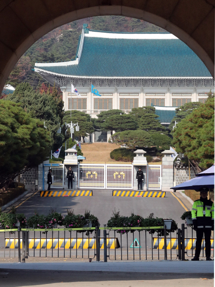 최순실 게이트 의혹과 관련 박근혜 대통령에 대한 검찰의 조사가 초읽기에 들어간 16일  청와대 정문이 굳게 닫혀 있다. 2016. 11. 16 안주영 기자 jya@seoul.co.kr