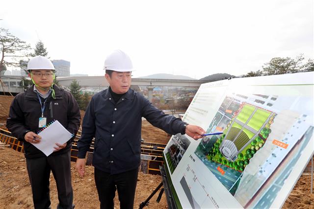 공사현장에 눈품  정 시장이 노인복지관 옆 태교음악당 공사 현장을 방문해 차질없는 준비를 당부하고 있다.<br>용인시 제공