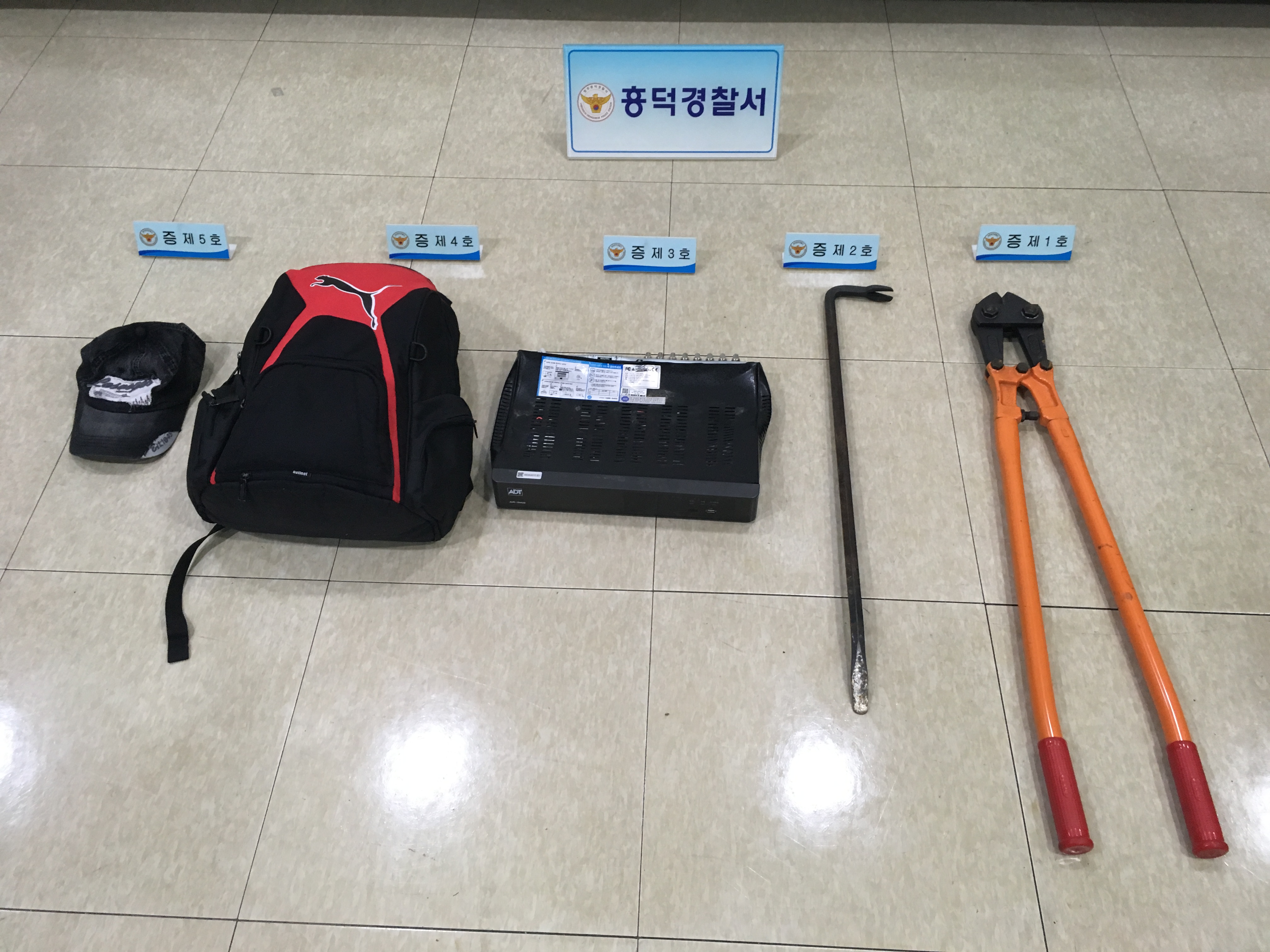 황씨가 난을 훔칠 때 사용한 도구들. 청주흥덕경찰서 제공 