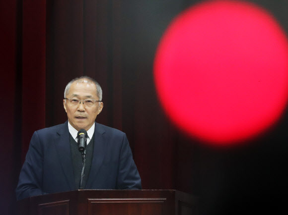 18일 오후 경기도 수원시 영통구 국토지리정보원에서 최병남 국토지리정보원장이 구글에 지도데이터 반출 허용 여부를 결정하는 측량성과 국외반출 협의체 회의 결과를 설명하고 있다.  국토지리정보원은 ”구글의 지도 반출 요청은 남북이 대치하는 안보 여건에서 안보위협을 가중시킬 우려가 있어 구글 위성영상에 대한 보안처리 등 안보 우려 해소를 위한 보완 방안을 제시했으나 구글 측에서 이를 수용하지 않아 반출을 불허하기로 했다”고 밝혔다.  연합뉴스