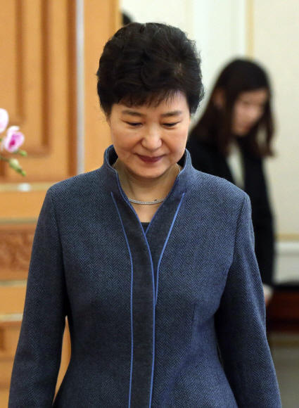 박근혜 대통령이 18일 청와대에서 열린 대사 신임장 수역식에 참석하고 있다.  안주영 기자 jya@seoul.co.kr